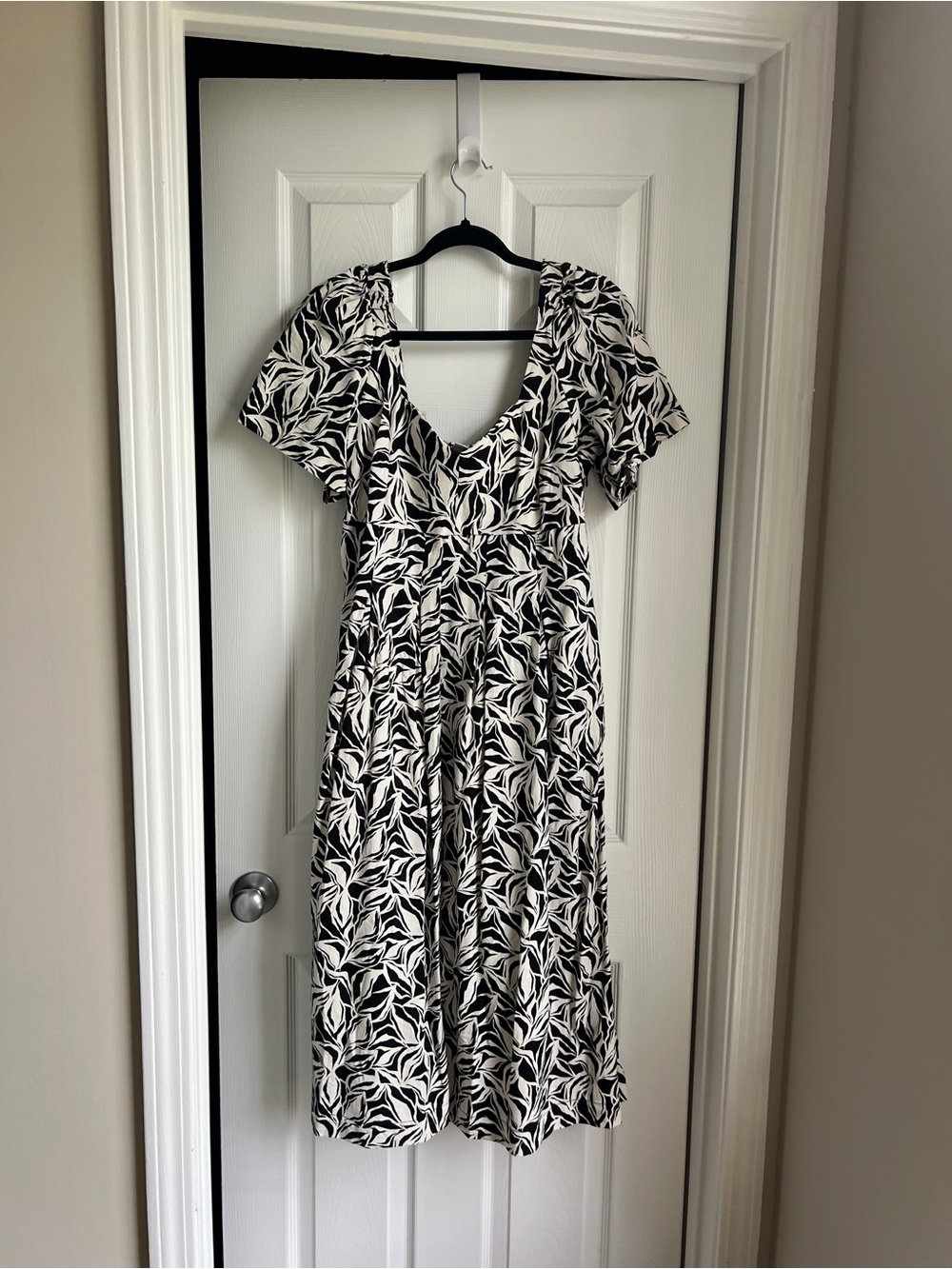 a new day Black and White Leaf-Print Midi Dress